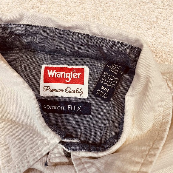 Wrangler Mens Medium Comfort Flex Short Sleeve Button Down Shirt Tan Khaki - Picture 3 of 6